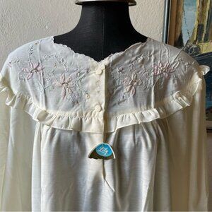 Vintage hand embroidered nightgown in size 3X (vintage size 46)